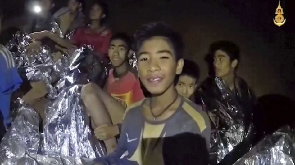 Estrellas del fútbol animan a los niños atrapados en una cueva en Tailandia