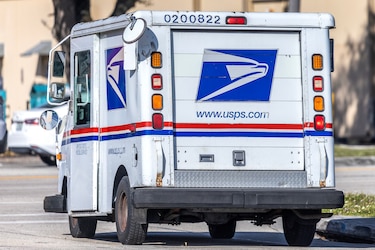 Los correos eliminarán 10,000 empleos tras acuerdo con Elon Musk: ¿Privatización en puerta?