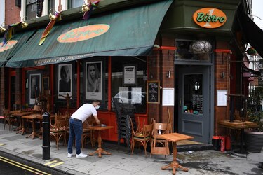 ‘Vayan al restaurante’ para salvar empleos, pide el gobierno británico