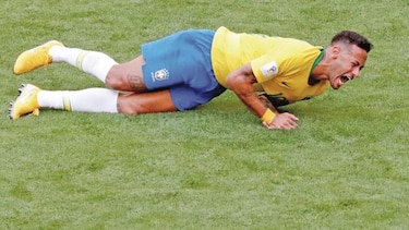 Críticas a Neymar por exageración de faltas