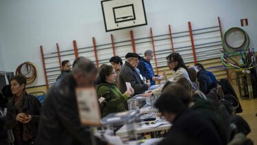 Rajoy anima a votar en una jornada electoral marcada por la expectación