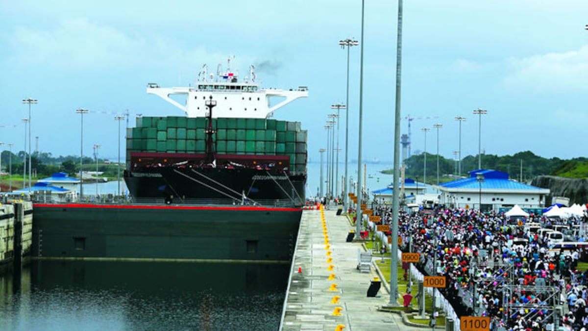 El buque neopanamax Cosco Shipping Panamá llega a las esclusas de Agua Clara, en el lado atlántico, iniciando su histórico recorrido por el Canal de Panamá ampliado.