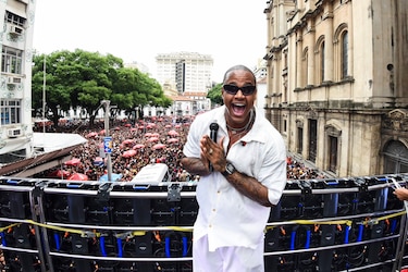 Una multitud baila al ritmo que le pongan a dos semanas del carnaval de Río de Janeiro