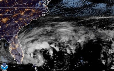El huracán ‘Nicole’ toca tierra en Florida