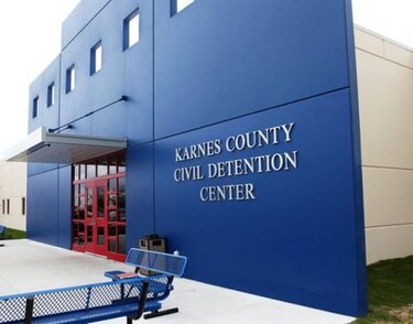 Juez ordena liberación de menores inmigrantes en centros de detención de EU