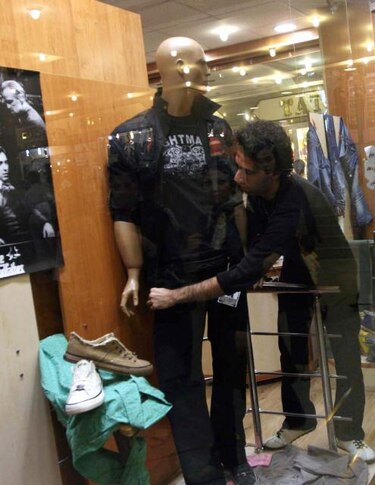 Maniquíes biónicos espían a compradores para impulsar ventas suntuarias