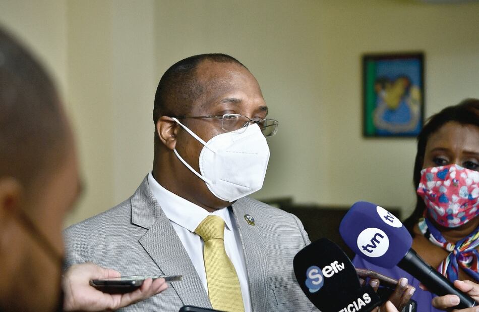 Procurador Javier Caraballo halla salida que salva a los ministros consejeros