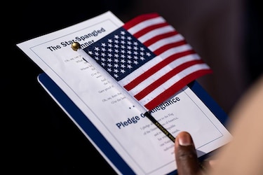 ‘Nuestra vida está en una especie de limbo’: hablan migrantes que estaban a un paso de ser estadounidenses, pero el gobierno de Trump canceló su ceremonia de ciudadanía