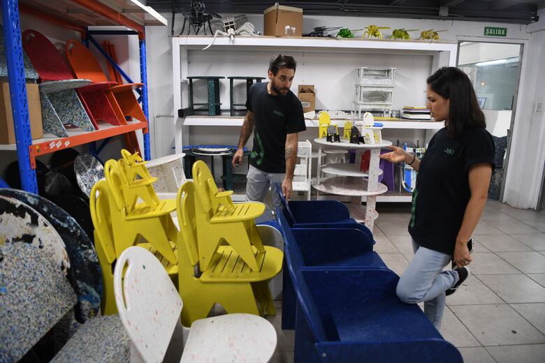 Del río contaminado a la sala: así se transforma el plástico en diseño y arte