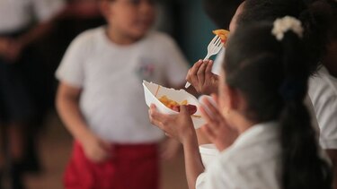 Avalan proyecto que exonera pago mensual escolar a padres con pensión
