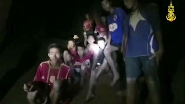 '¿Trece? ¡Genial!': las primeras palabras a los niños atrapados en una cueva en Tailandia