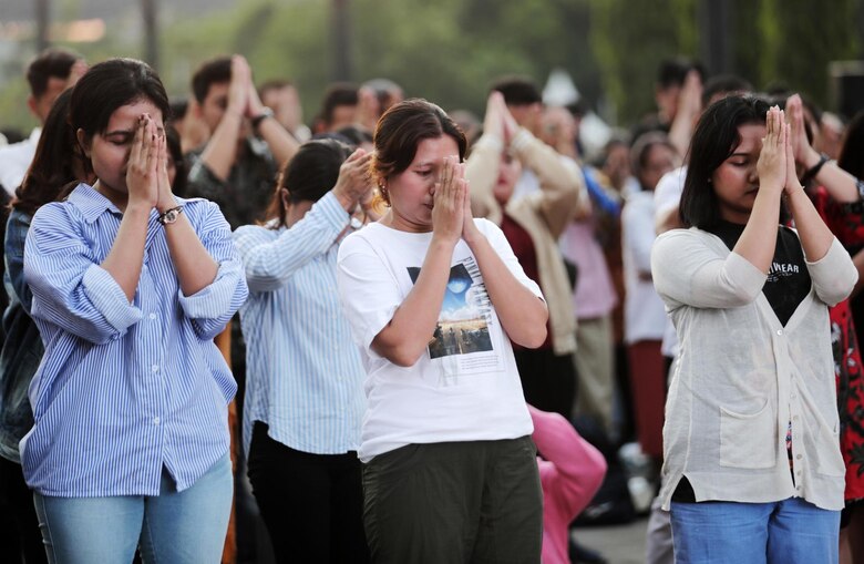 El papa celebró misa para 100,000 personas en Yakarta e instó a construir un mundo de paz