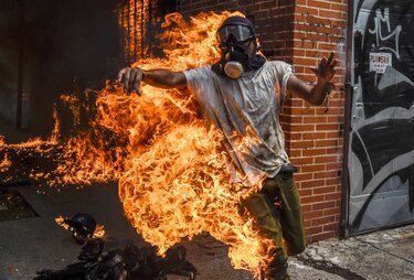 Videos: Al menos un muerto y 329 heridos en manifestaciones en Caracas, Venezuela; tanque le pasa por encima a opositor