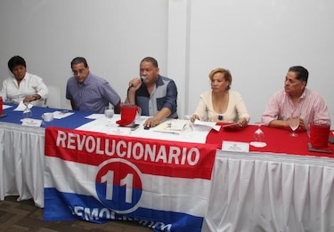 Directores del PRD presentan firmas para convocatoria nacional