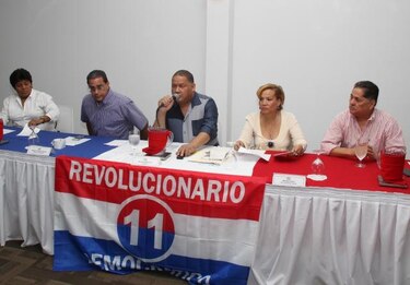 Directores del PRD presentan firmas para convocatoria nacional