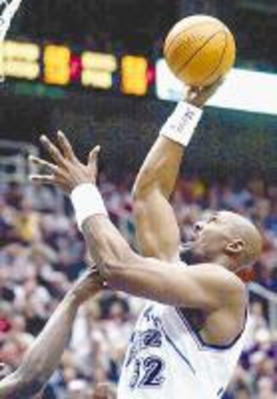 Cartero Malone deja sin correo a los Lakers