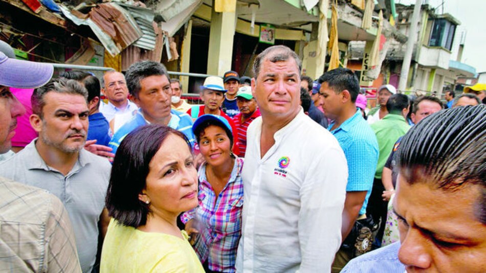 Damnificados buscan agua y comida tras el terremoto
