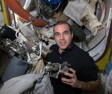 Astronautas estadounidenses culminan con éxito salida espacial