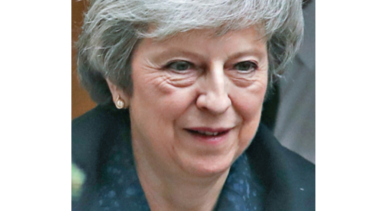 Theresa May supera moción de censura y consolida su cuestionado liderazgo