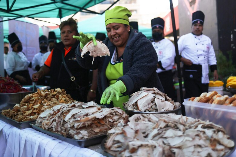 Bolivia reivindica su gastronomía preparando el sándwich de chola ‘más grande del mundo’