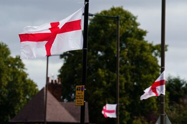 Cómo la bandera inglesa se convirtió en el centro de un debate sobre la inmigración en Reino Unido
