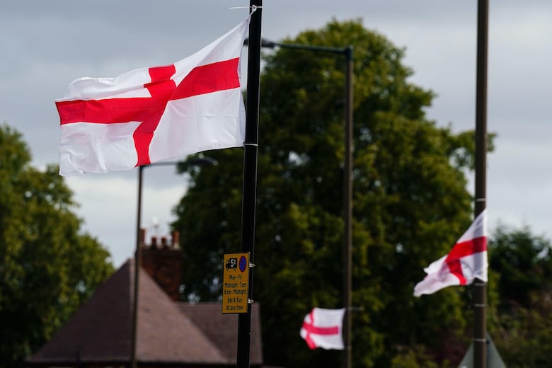 Cómo la bandera inglesa se convirtió en el centro de un debate sobre la inmigración en Reino Unido