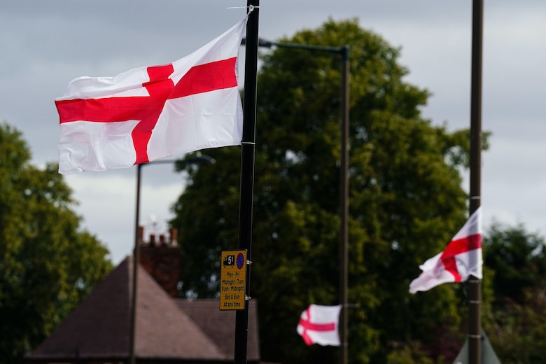 Cómo la bandera inglesa se convirtió en el centro de un debate sobre la inmigración en Reino Unido