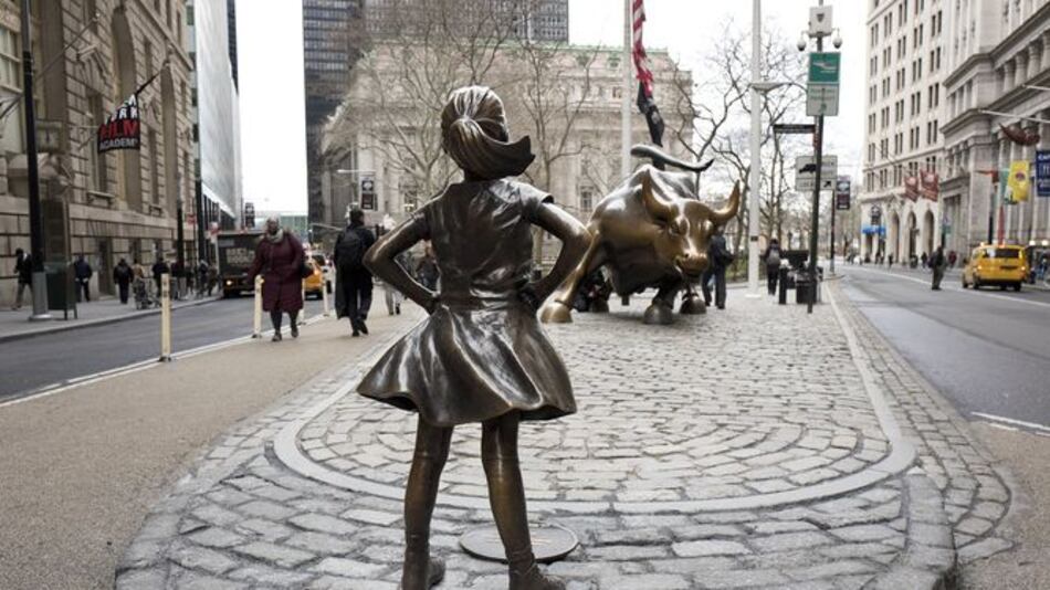 Mueven estatua de 'Chica desafiante' en Wall Street