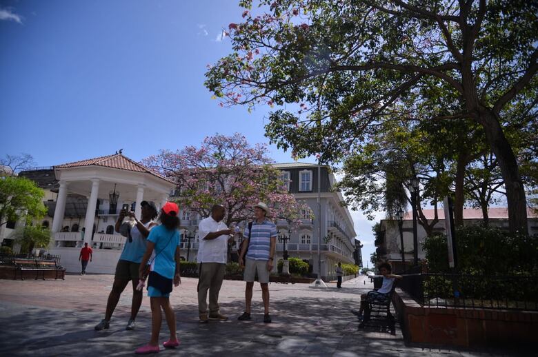La capital no se detiene: el tráfico se mantiene activo, y la gente sigue en las calles
