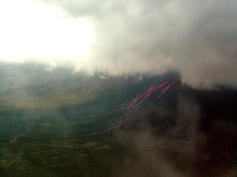 El volcán Fernandina, en las Islas Galápagos, inicia un nuevo proceso eruptivo