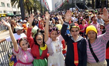 Miles de personas bailan en México al son del Chavo del Ocho