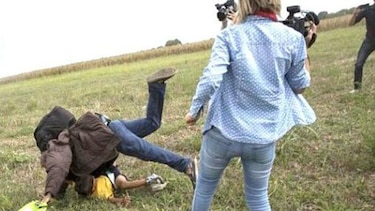 Acusan a camarógrafa húngara por patear a migrantes en 2015