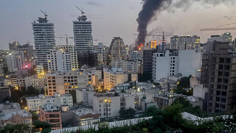 ‘No he conseguido convencer a mis padres para que abandonen su casa’: el miedo de un reportero de la BBC por su familia en Teherán