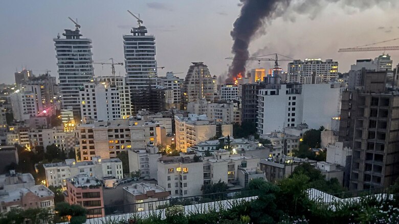 ‘No he conseguido convencer a mis padres para que abandonen su casa’: el miedo de un reportero de la BBC por su familia en Teherán