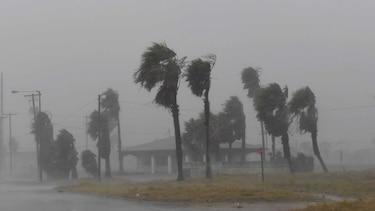 Huracán Harvey toca tierra y amenaza costa de Texas
