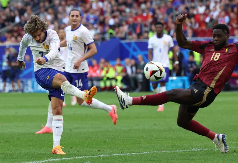 Francia se clasifica para cuartos con un gol de rebote