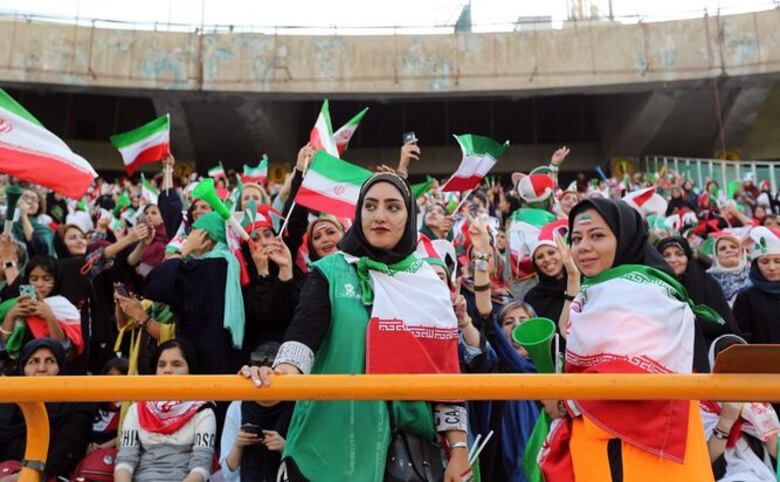Mujeres iraníes asisten libremente a un partido de fútbol por primera vez en décadas