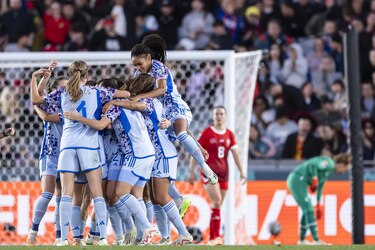 España golea a Suiza para hacer historia; Japón se deshace de Noruega