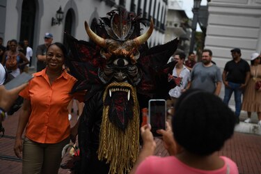 Legado cultural: Festival Nacional de Diablos en la Plaza de la Independencia