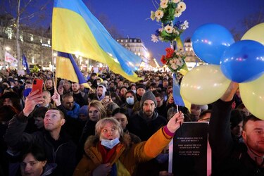 Miles de personas salen a las calles para pedir a Putin que detenga la ‘locura’ de la guerra