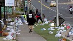 Ciudadanos apoyan en la recolección de la basura tras celebración por el pase al Mundial