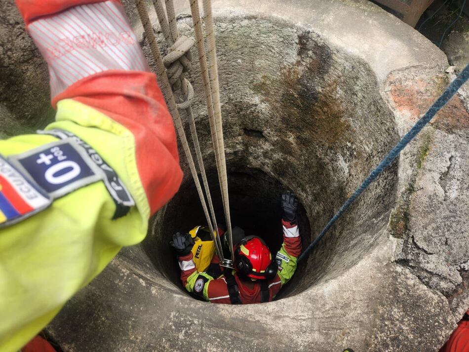 Rescatan en Ecuador a hombre de 76 años que cayó a un pozo de 20 metros