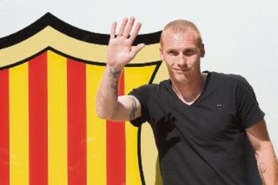 Barcelona firma al defensor francés Mathieu