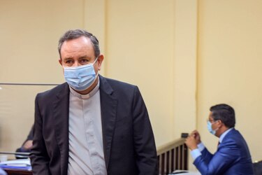Justicia argentina condena a 4 años y medio de prisión a obispo por abuso sexual