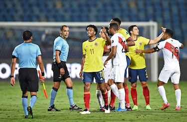 Perú derrota 2-1 a Colombia y revive en el Grupo B de la Copa América