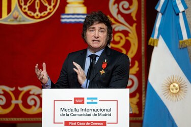 Milei arremete contra el socialismo con alusiones veladas a Sánchez y sus familiares