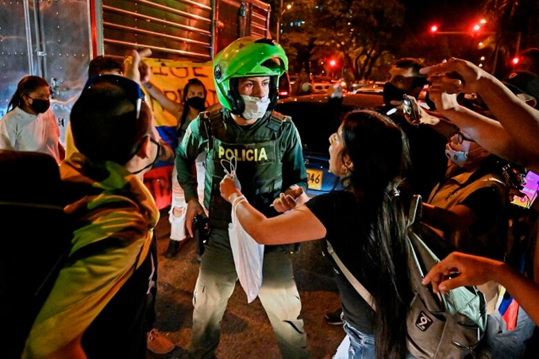 Mujer trans muere a manos de un soldado en una Colombia sacudida por la violencia policial