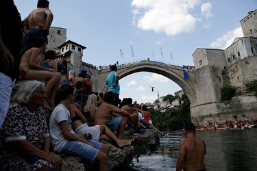 Salto desde puente se convierte en gran tradición en Bosnia