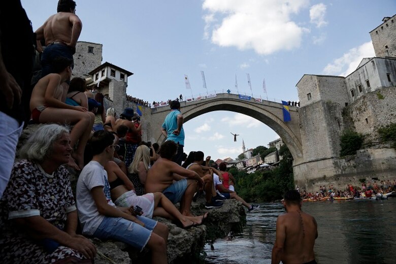 Salto desde puente se convierte en gran tradición en Bosnia