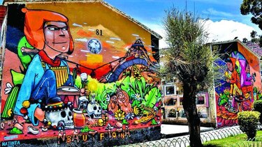 Muralistas dan color a la muerte en cementerio